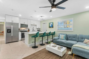 The Shark Tank Cocoa Beach - Margaritaville, Downtown, 5-Min Walk to Beach, Shops & Bars
